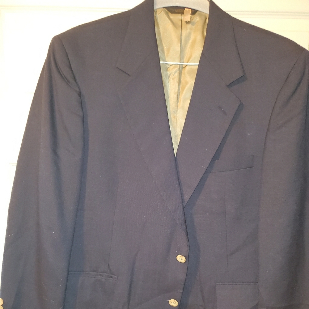 Hasn't been worn, just taking up closet space.